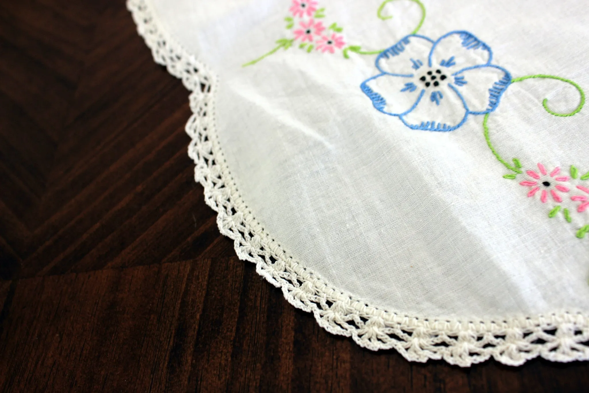 Embroidered Table Runner, Vintage Linen Table Scarf, Crochet Lace Edging 13302